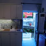Yangos Traditional شقة