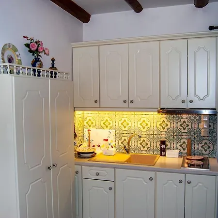 Daire Yangos Traditional