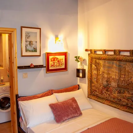 Yangos Traditional * Kouramádes